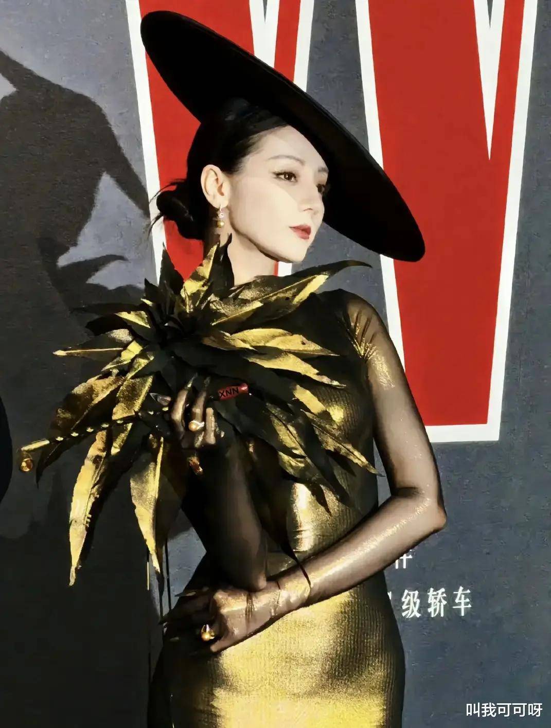 简约小黑裙加身迪丽热巴“冷冽女王”秒变“清纯学姐”